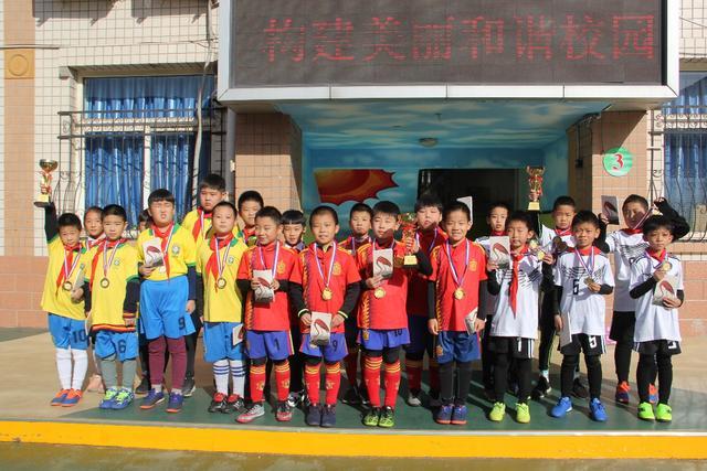 仍处降级区！三镇基地外球迷拉横幅“莫拉下课”，送“锦旗”